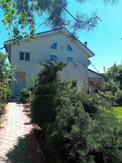 Casă cu Teren 500 Mp în Roșu