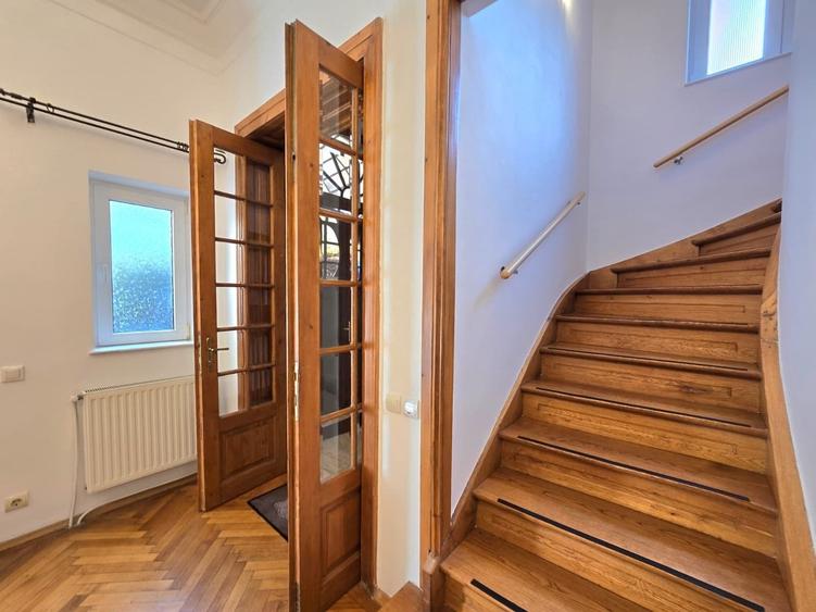 Casă cu 5 camere cu Teren 250 Mp în Dorobanți