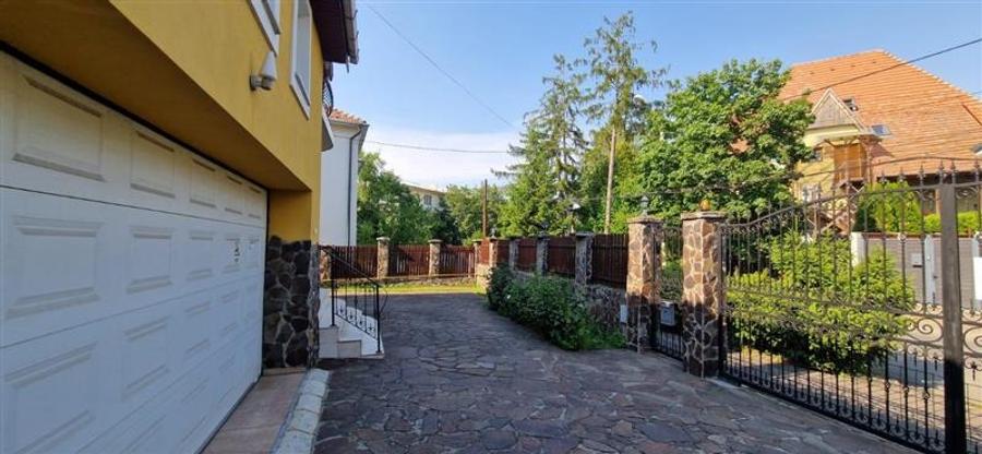 Casă individuală cu 6 camere cu Teren 435 Mp în Semicentral