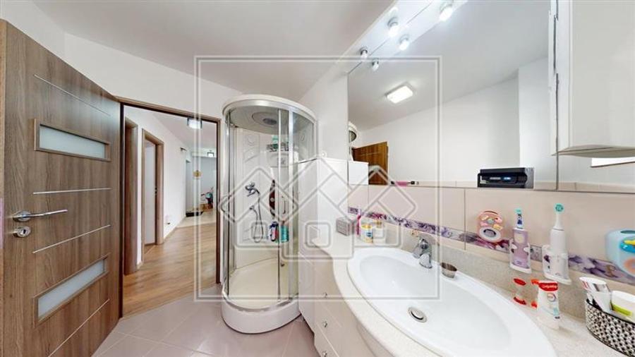 Apartament cu 3 camere decomandat în Șelimbăr