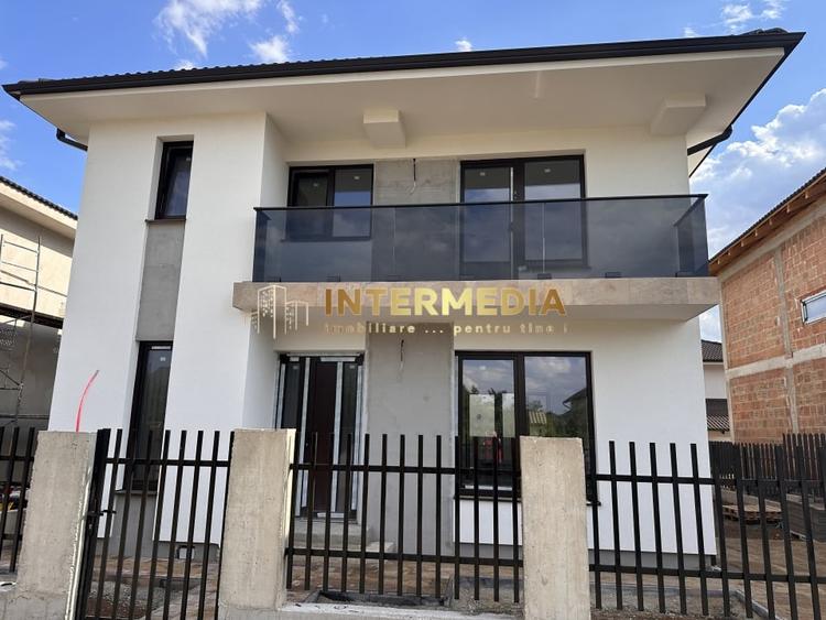 Casă individuală cu 4 camere cu Canalizare în Cetate