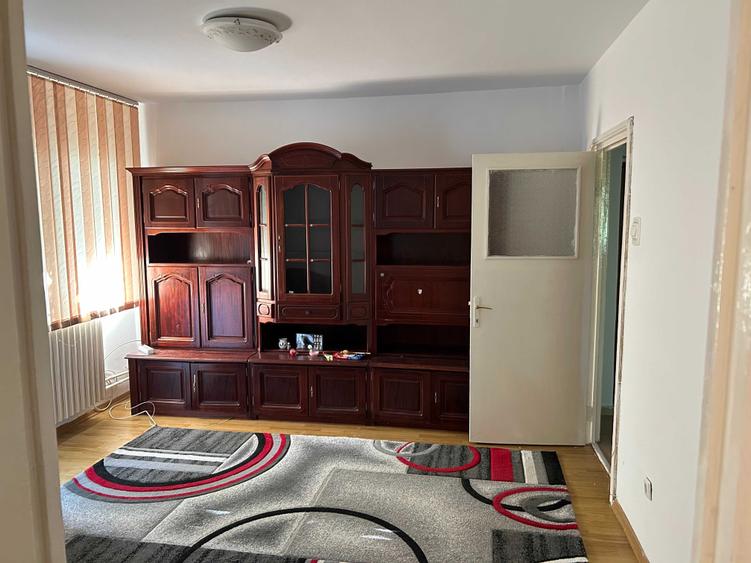 Apartament cu 3 camere semidecomandat în Boldești