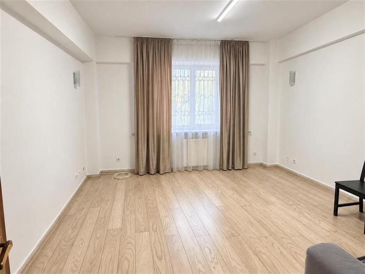 Apartament cu 4 camere decomandat în Primăverii
