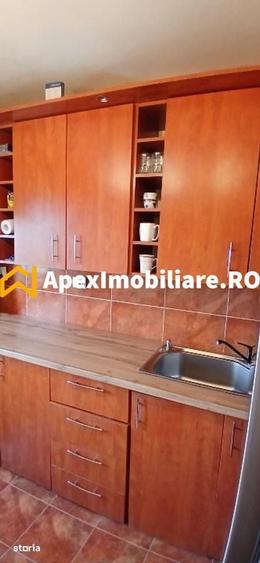 Apartament cu 3 camere semidecomandat în Grivița