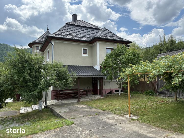 Casă cu 4 camere cu Teren 1300 Mp în Băi