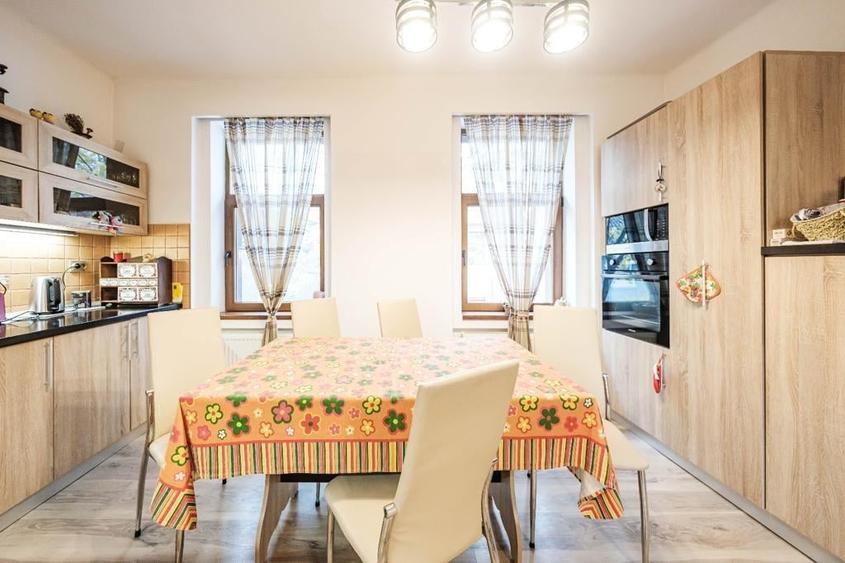 Apartament cu 3 camere semidecomandat, mobilat în Central