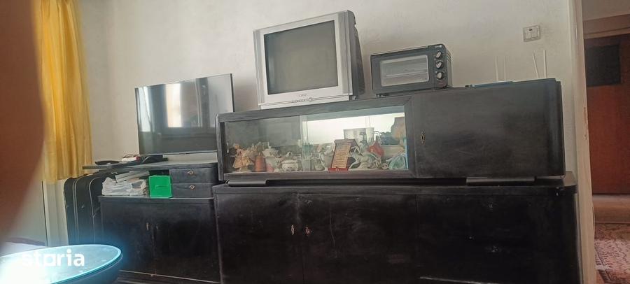 Apartament cu 3 camere decomandat în Tei