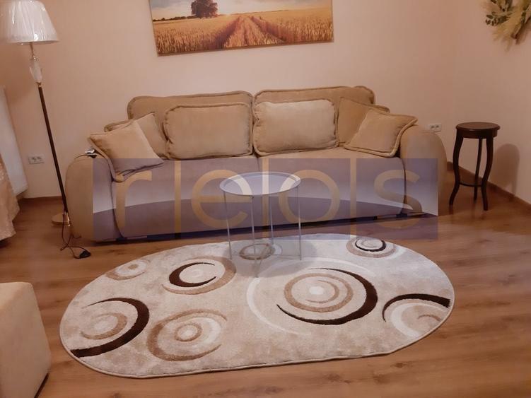 Apartament cu 3 camere decomandat, mobilat în Polonă