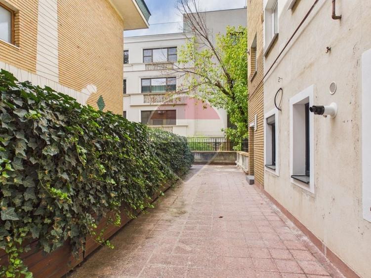 Apartament cu 4 camere decomandat, mobilat în Casin