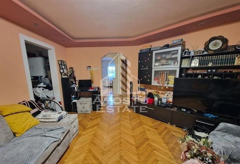 Apartament cu 3 camere semidecomandat, mobilat în Soarelui