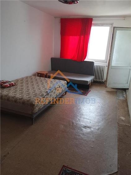 Apartament cu 4 camere semidecomandat în Rahova
