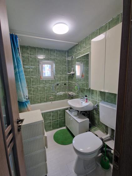 Apartament cu 3 camere decomandat, mobilat în Între Lacuri