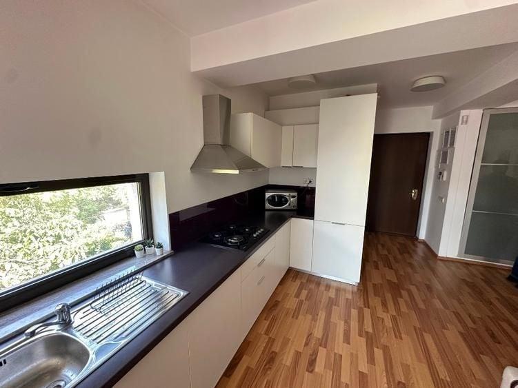 Apartament cu 3 camere semidecomandat, mobilat în P-ța Victoriei