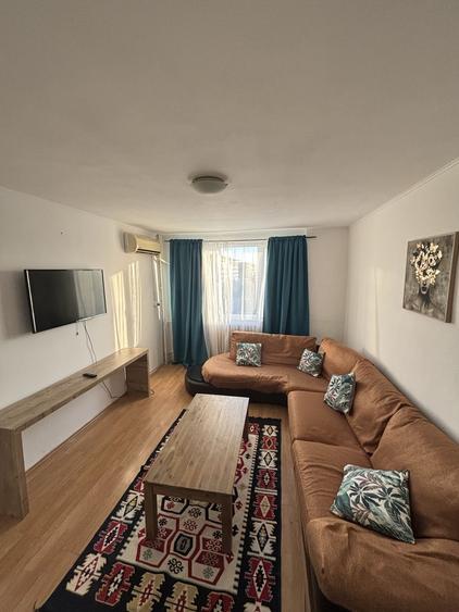 Apartament cu 3 camere semidecomandat în Apărătorii Patriei
