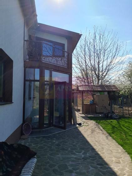 Casă individuală cu 5 camere cu Canalizare în Tineretului