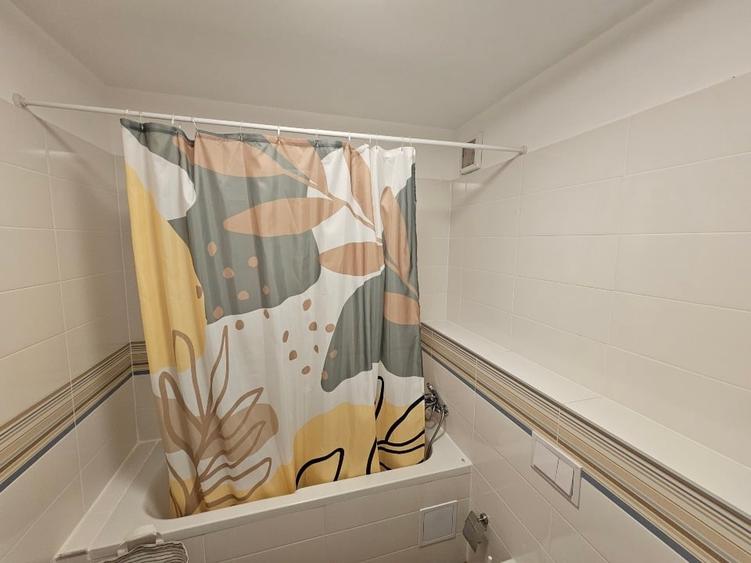 Apartament cu 3 camere decomandat, mobilat în Central