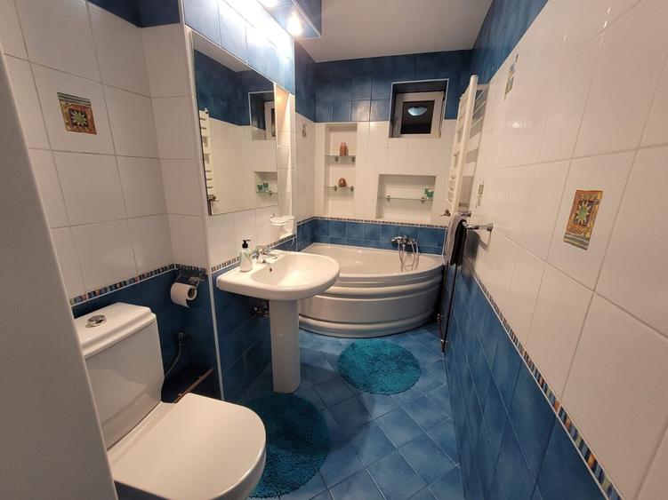 Apartament cu 3 camere semidecomandat în Pajura
