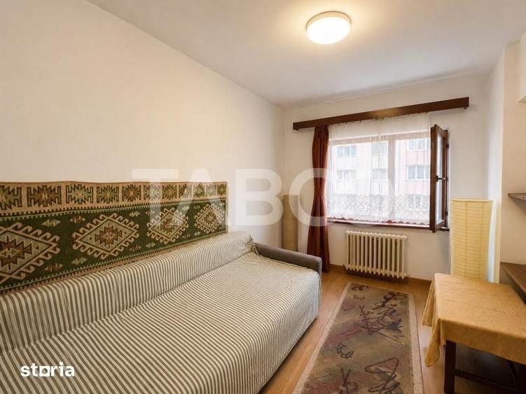 Apartament cu 3 camere decomandat în Plopilor