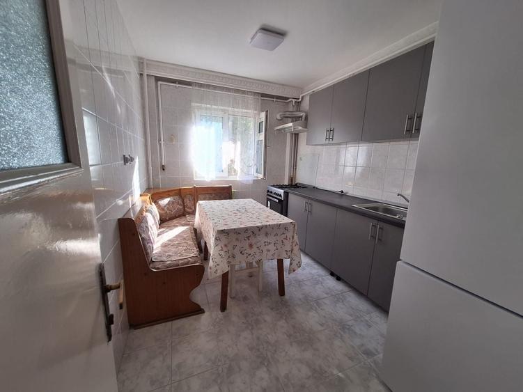 Apartament cu 3 camere decomandat în Dristor