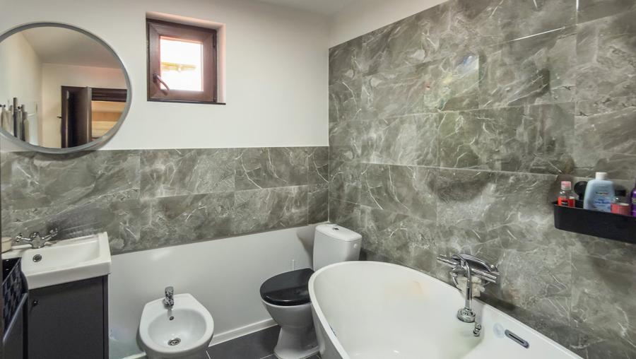 Casă individuală cu 6 camere cu Teren 400 Mp în Central