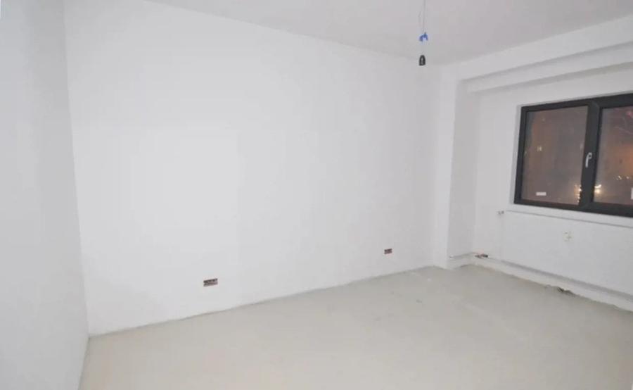 Apartament cu 3 camere decomandat în Tineretului