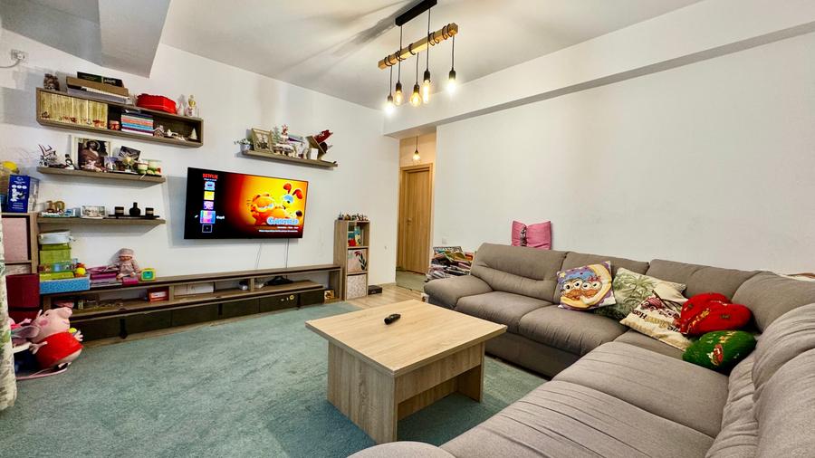 Apartament cu 3 camere decomandat în Jiului