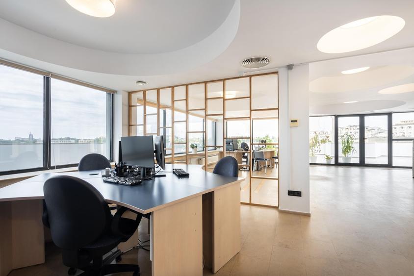 Penthouse cu 3 camere semidecomandat în Mitropolie