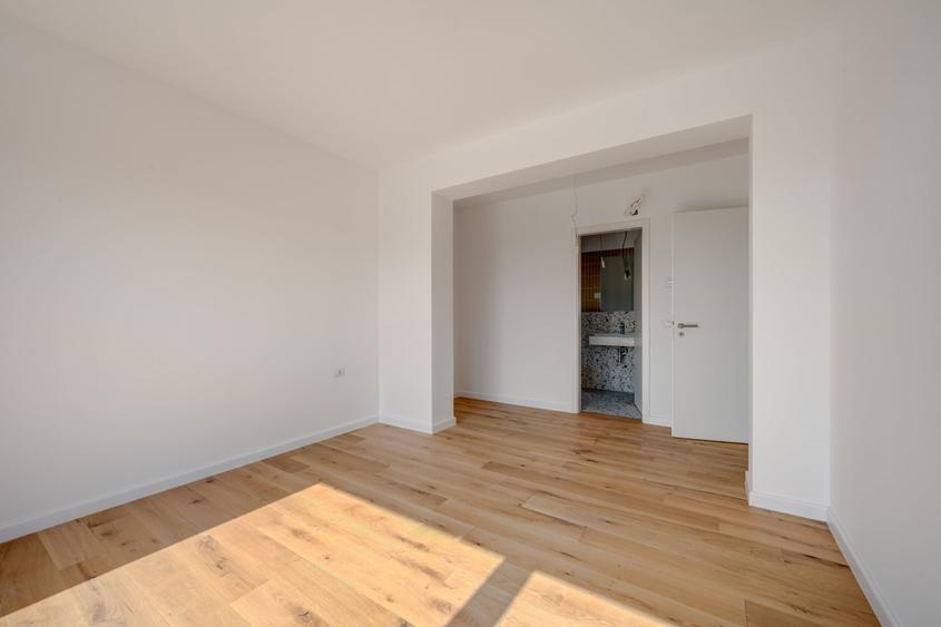Apartament cu 3 camere semidecomandat în Sisești
