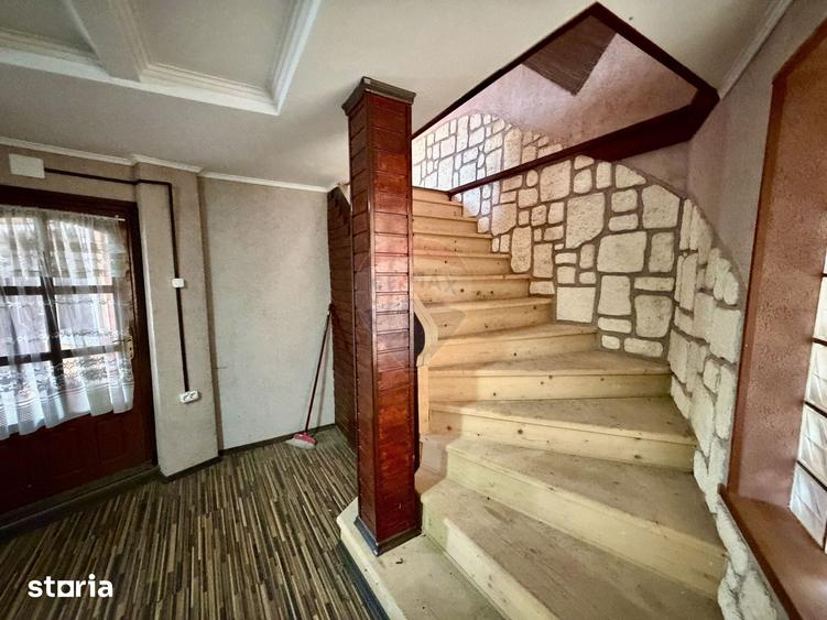 Casă cu 9 camere cu Teren 500 Mp în Central