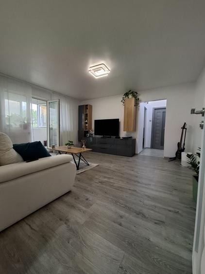 Apartament cu 2 camere semidecomandat în Satu Nou