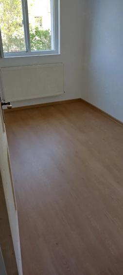 Apartament cu 3 camere semidecomandat în Micro 15