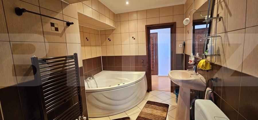 Apartament cu 3 camere semidecomandat, mobilat în Central