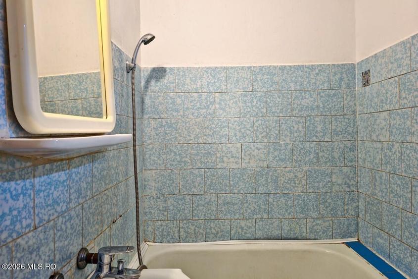 Apartament cu 3 camere semidecomandat în Șagului