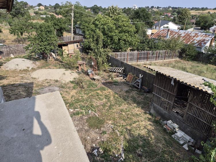 Casă cu 4 camere în Bălteni