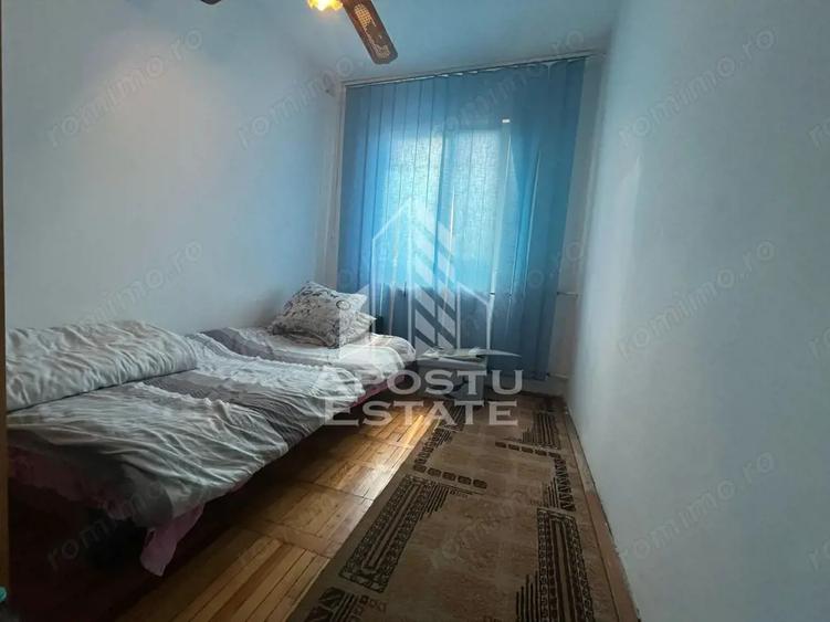 Apartament cu 3 camere semidecomandat, mobilat în Dâmbovița
