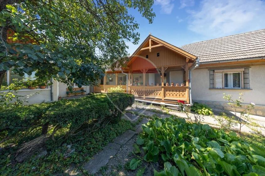 Casă individuală cu 6 camere cu Teren 1900 Mp în Central