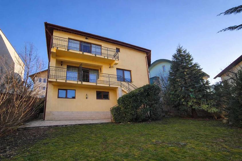 Casă individuală cu 6 camere cu Garaj în Andrei Mureșanu
