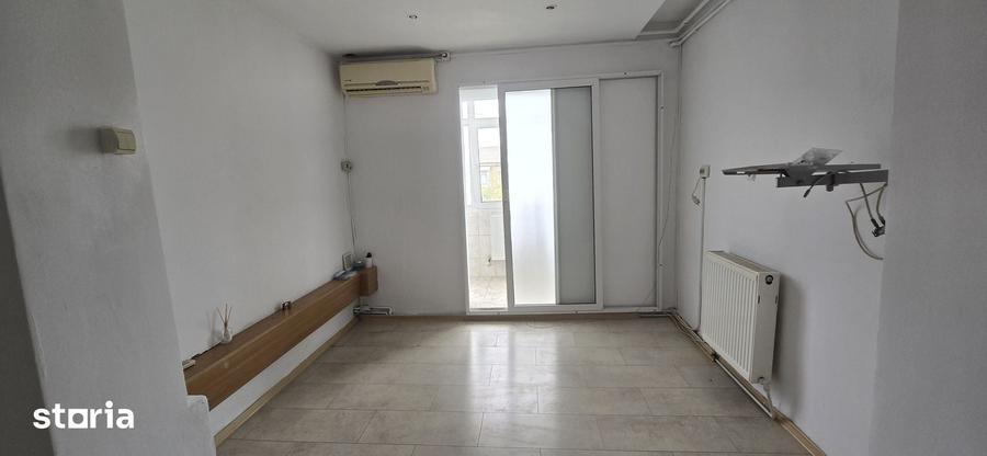 Apartament cu 3 camere în Micro 6
