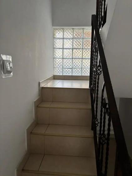 Casă cu 5 camere în Central