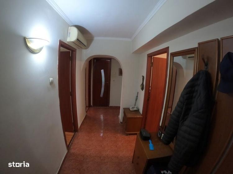 Apartament cu 3 camere decomandat în Uiești
