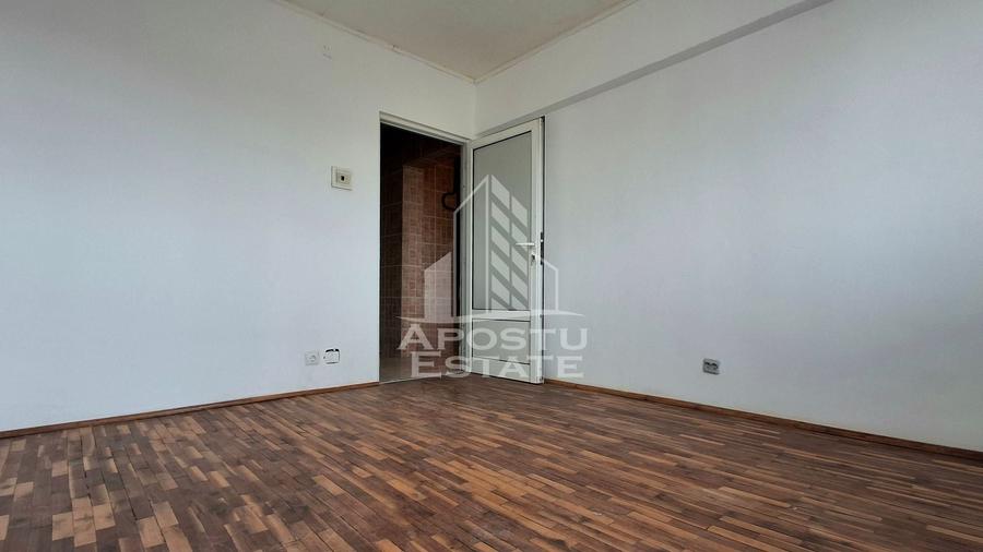 Apartament cu 4 camere semidecomandat în Micălaca