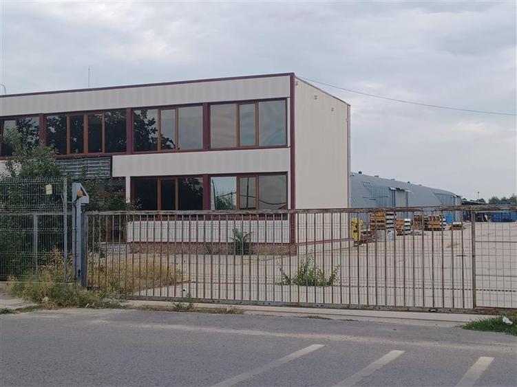 Spațiu industrial, de 1,500 mp, în Central