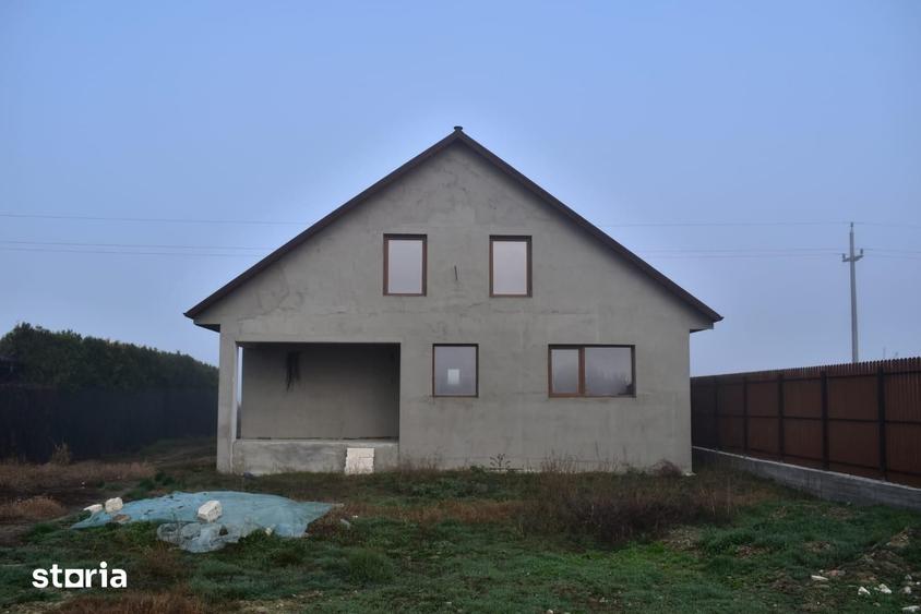 Casă cu 4 camere cu Teren 2000 Mp în Vădeni