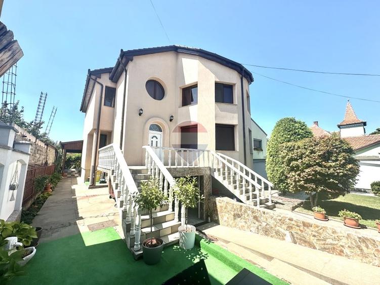 Casă individuală cu 7 camere cu Teren 504 Mp în Intim