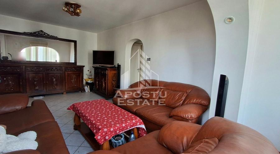 Apartament cu 4 camere semidecomandat, mobilat în Micălaca