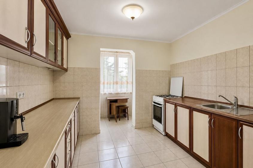 Apartament cu 3 camere decomandat în Baba-Dochia