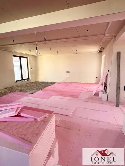 Casă individuală cu 5 camere cu Teren 833 Mp în Est