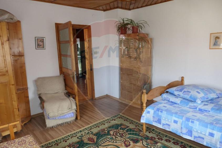 Casă individuală cu 15 camere cu Teren 861 Mp în Central