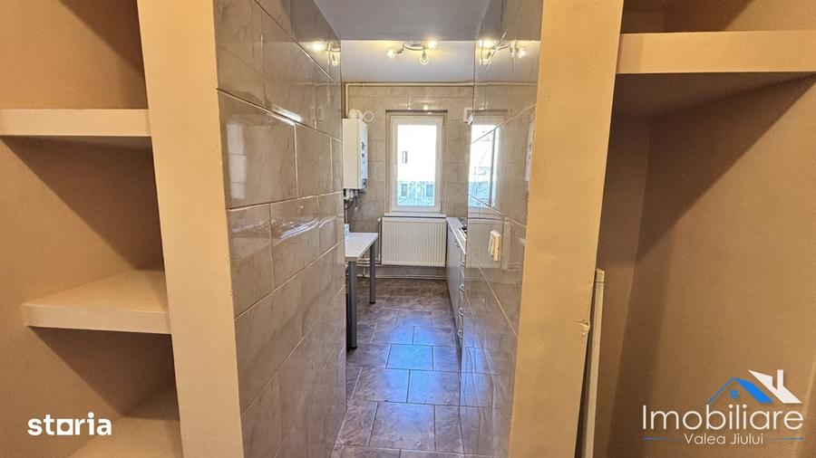 Apartament cu 3 camere decomandat în Petros