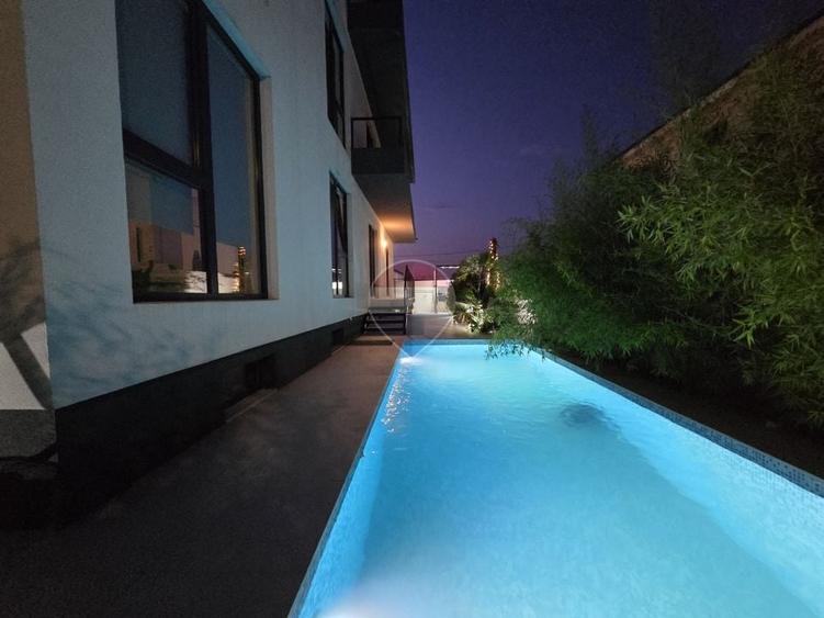 Casă individuală cu 7 camere cu Piscina în Est